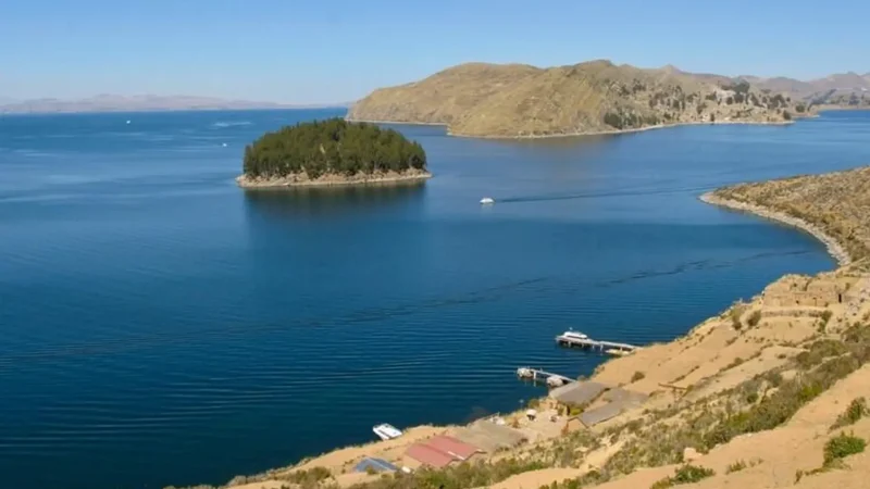 Lake_Titicaca_Shoreline_–_Scenic_lakeside_views__05