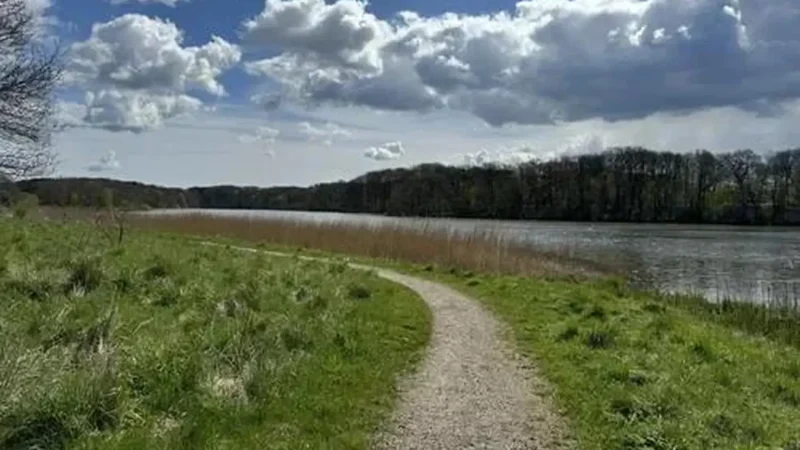 Lake_Walking_Paths_–_Scenic_lakeside_routes__04