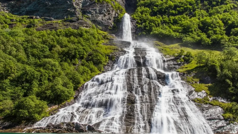 Lakes & Waterfalls – Natural Roadside Stops(1)