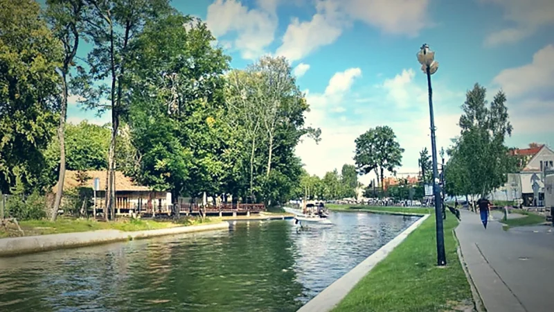 Lakeside Promenade(6)
