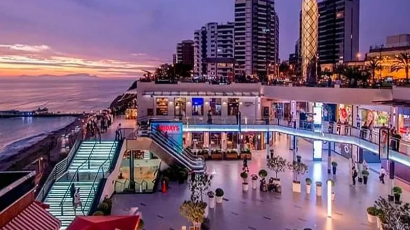 Larcomar_–_Cliffside_shopping_and_dining_area__06