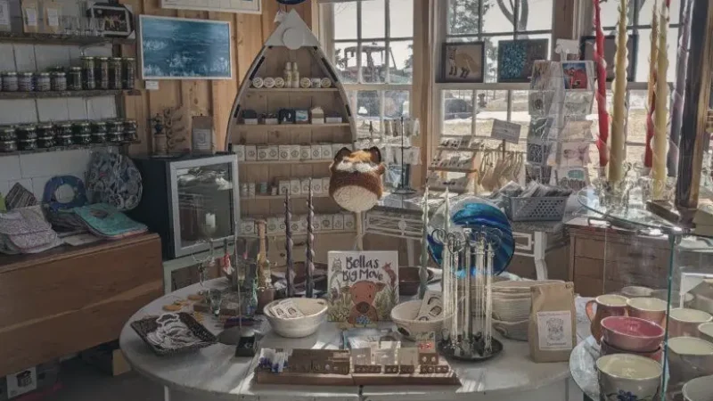 Local Gift Shops – Island-made souvenirs(2)