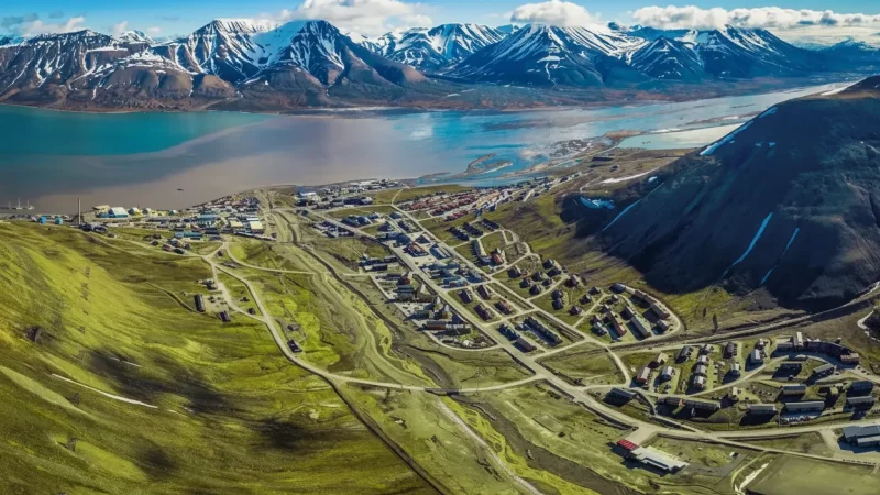 Longyearbyen – Main Settlement & Travel Base(4)