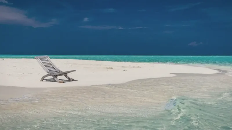 Main Beach – Wide white-sand beach(2)