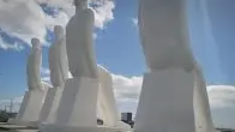 Man Meets the Sea Sculpture – Coastal landmark(4)