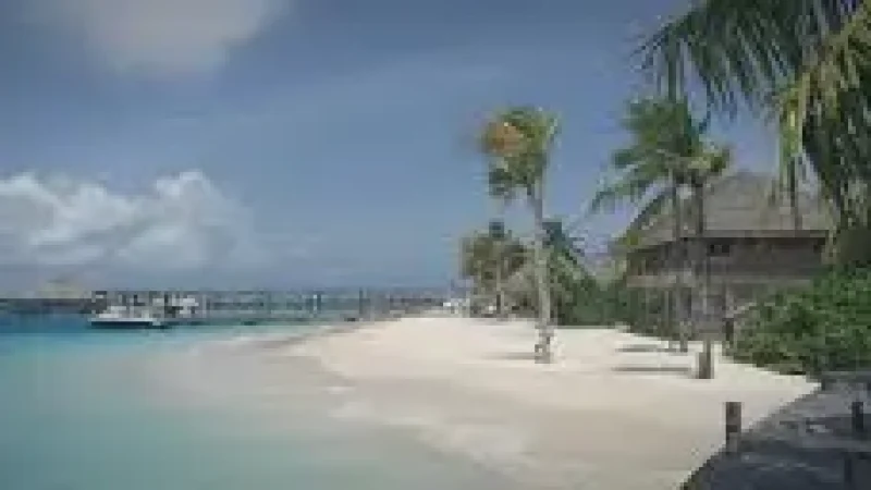 Manadhoo Beach – A calm white-sand beach ideal for morning(4)