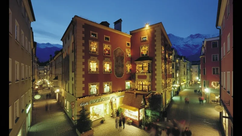 Market Square – Local stalls and cafés(3)