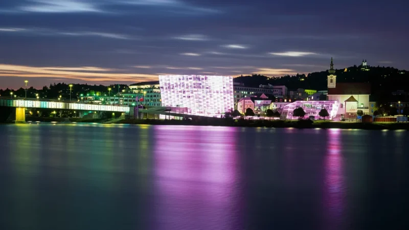 Media Facade – Night-time Light Displays (Ars Electronica Center)(5)