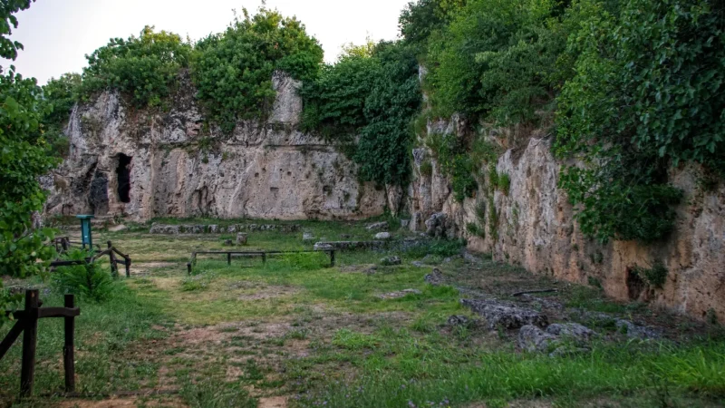 Mieza_Ancient_School_of_Aristotle_03