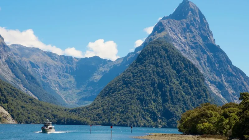 Milford_Sound_тАУ_Iconic_fiord_with_waterfalls_and_cruises_05