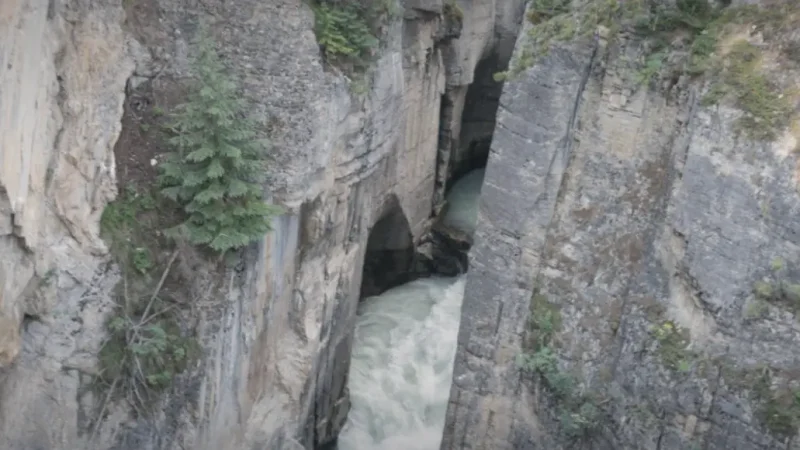 Mistaya Canyon – Deep canyon river(3)
