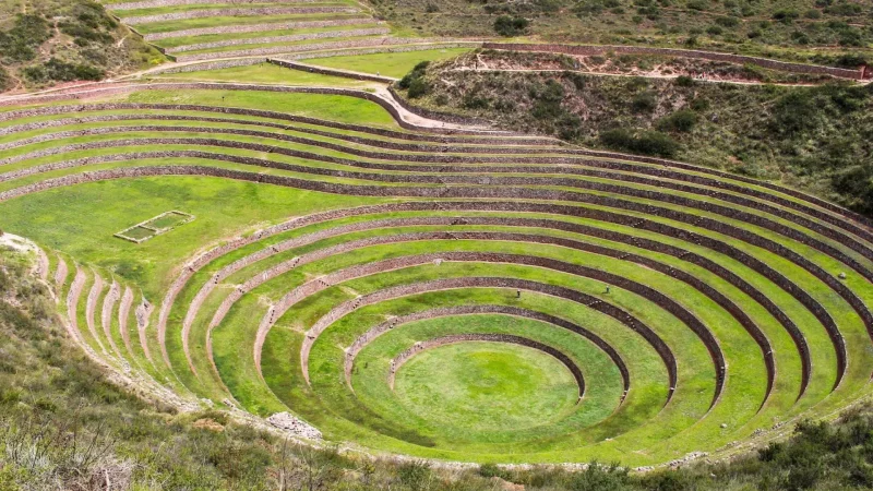 Moray_–_Circular_Inca_agricultural_terraces__01