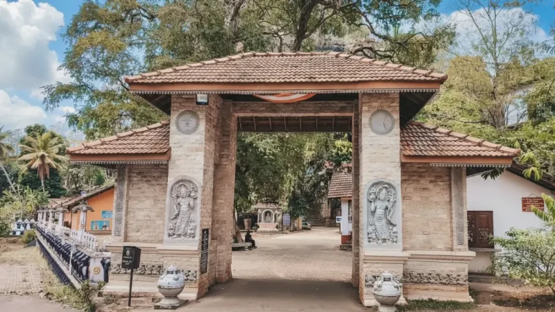 Mulkirigala Rock Temple 02