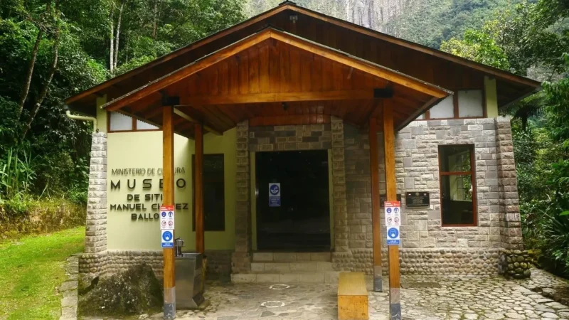 Museum_Manuel_Chávez_Ballón_–_Historical_exhibits__03