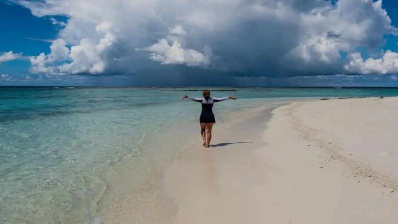 Naalaafushi_Beach_–_Calm_white-sand_shoreline__04