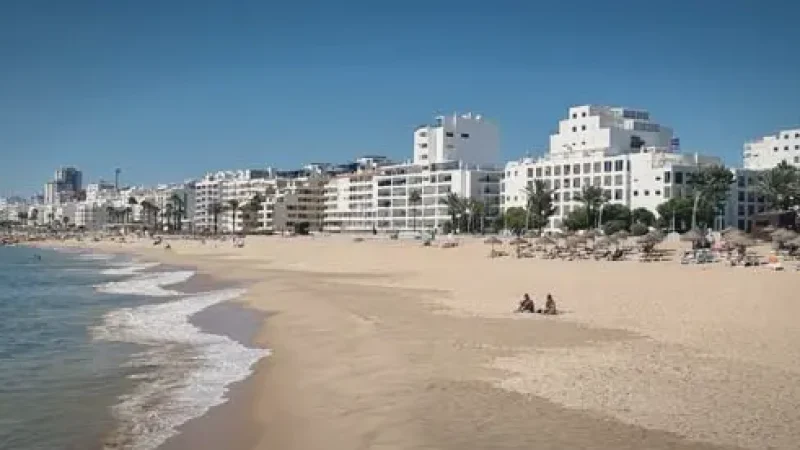 Nearby Beaches – Surrounding coastline(3)