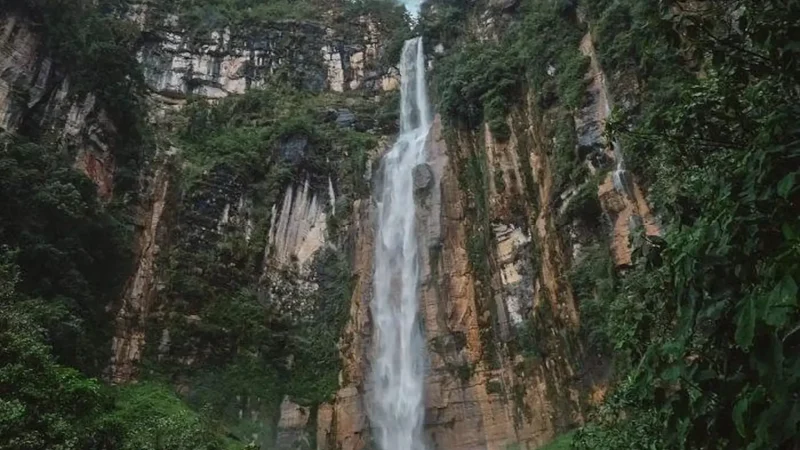 Nearby_Waterfalls_–_Smaller_scenic_cascades__01