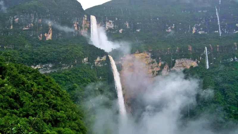 Nearby_Waterfalls_–_Smaller_scenic_cascades__03