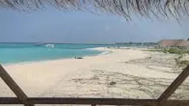 Nilandhoo Beach – A clean white-sand beach ideal(1)