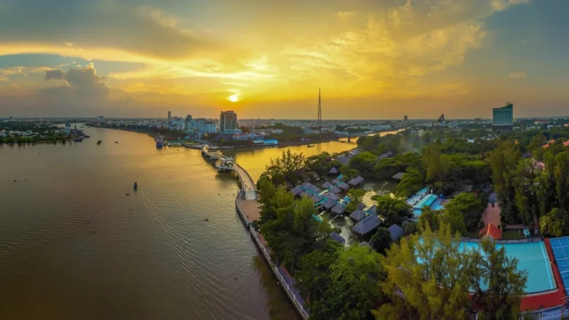 Ninh Kiều Wharf – The central riverside walkway(2)