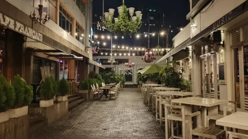 Old Town Streets – Cafés and local shops(1)