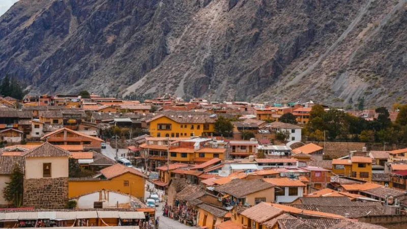 Ollantaytambo_Town_–_Traditional_Inca_street_layout__03