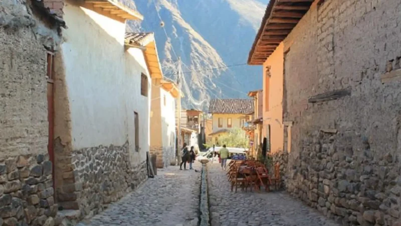 Ollantaytambo_Town_–_Traditional_stone_streets__03