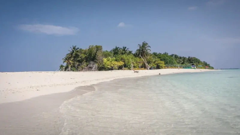 Omadhoo Bikini Beach – A quiet white-sand beach ideal for swimming(6)