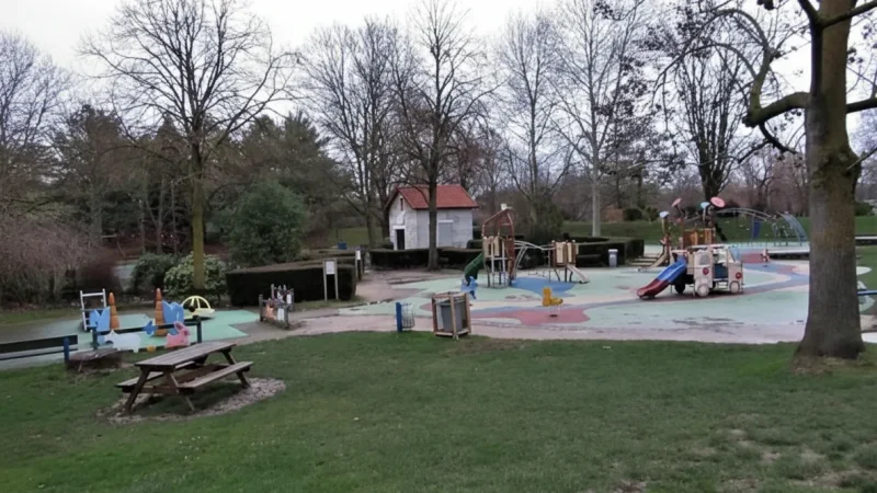 Parc des Gondoles – Peaceful Lakeside Park(2)