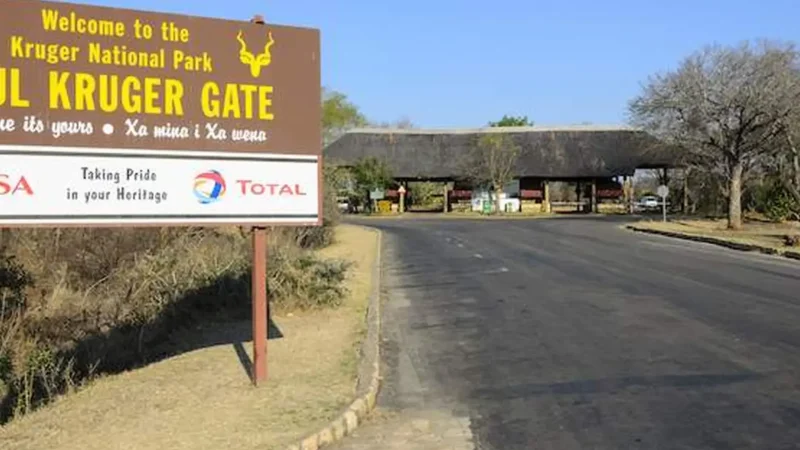 Paul_Kruger_Gate_тАУ_Access_near_Skukuza_01