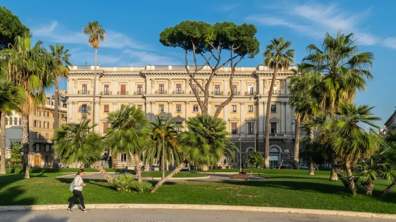 Piazza Cavour – The Vibrant Heart of Como(5)