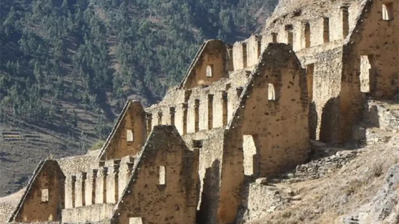 Pinkuylluna_Granaries_–_Hillside_storage_ruins__03