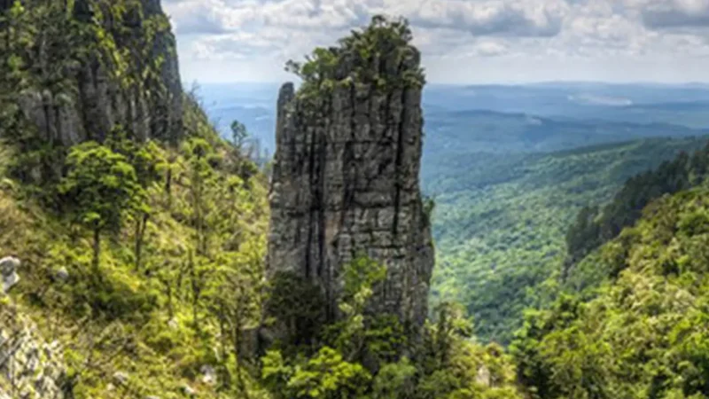 Pinnacle_Rock_тАУ_Tall_quartzite_rock_pillar_01
