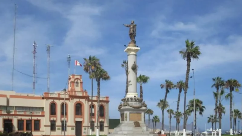 Plaza_Grau_–_Central_square_in_Callao__04