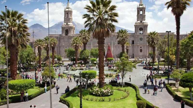 Plaza_de_Armas_of_Arequipa_–_Central_square_with_historic_buildings__02