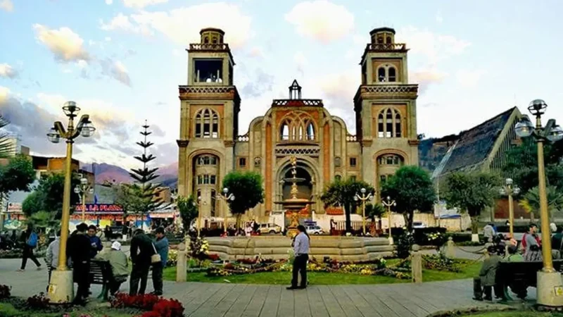 Plaza_de_Armas_of_Huaraz_–_Central_city_square__01