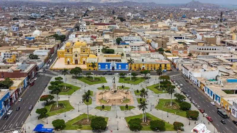 Plaza_de_Armas_of_Trujillo_03