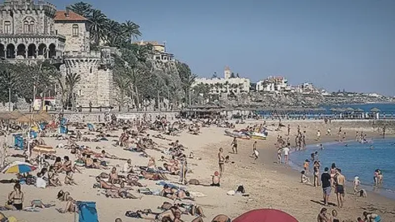 Praia do Tamariz – Popular swimming area(2)