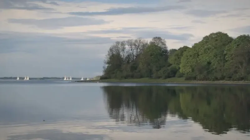Quiet Waterfront Corners – Peaceful surroundings(2)