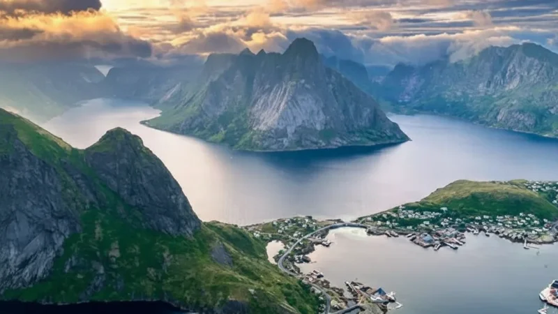 Reinebringen Viewpoint – Iconic Mountain Overlook(6)