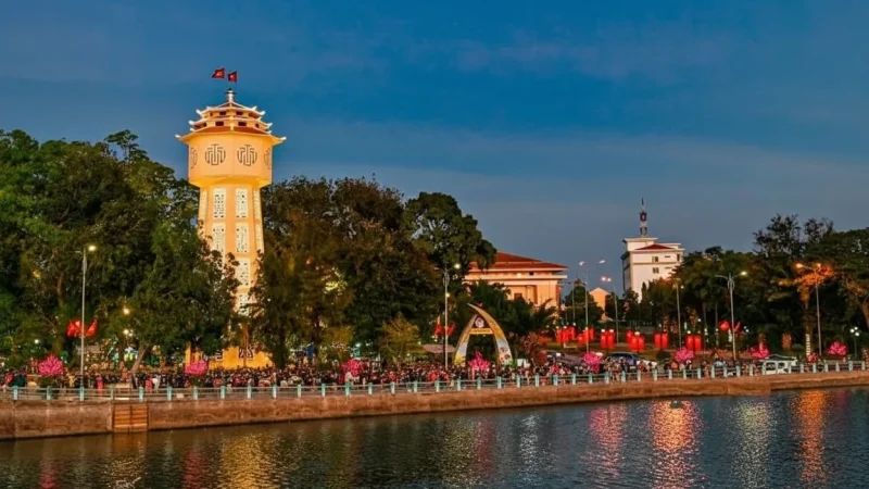 Riverfront Walk – Peaceful river scenery(4)