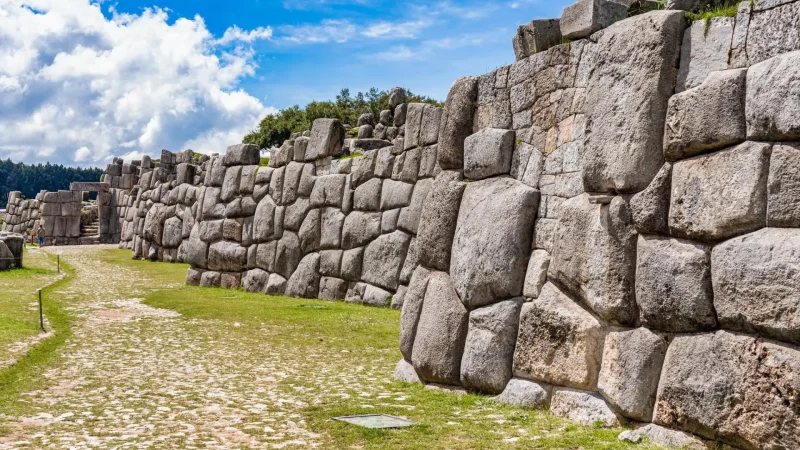 Sacsayhuamán_–_Inca_fortress_overlooking_the_city__03