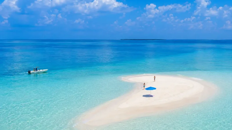 Sandbank_Excursion_Zone_–_A_nearby_white-sand_location__02