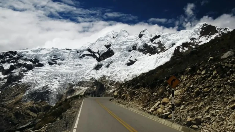 Scenic_Mountain_Roads_–_Dramatic_alpine_drives__02