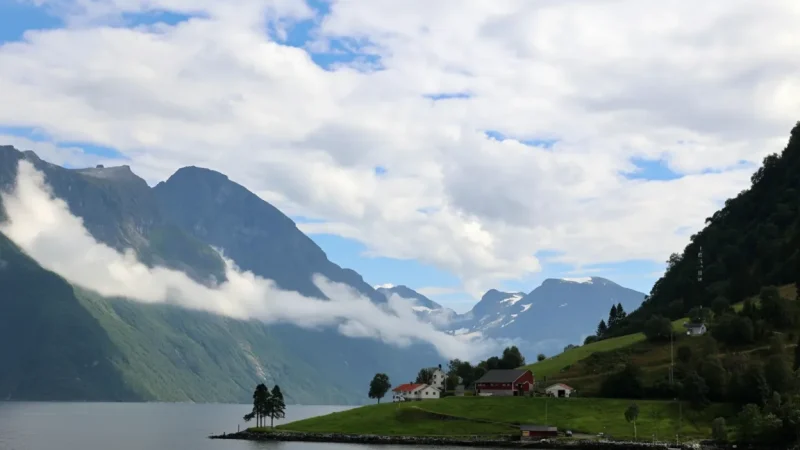 Short Mountain Trails – Accessible Hiking Routes (Hjørundfjorden Region)(6)