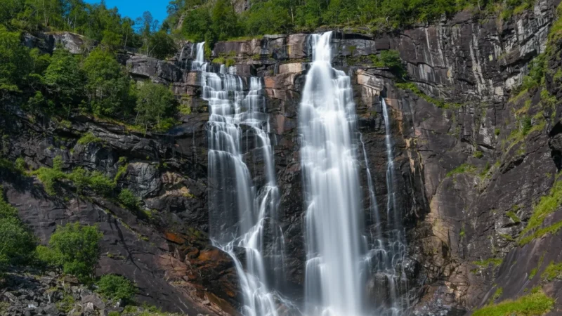 Skjervsfossen Waterfall – Dramatic Roadside Waterfall (Near Voss, Norway)(5)