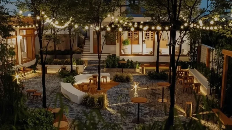 Small Cafés Near the Walls(3)