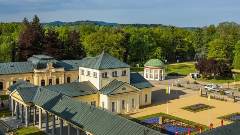 Spa Colonnade – Elegant Spa Walkway(6)