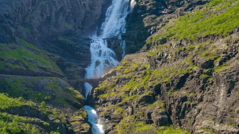 Stigfossen Waterfall – Beside the Road(1)
