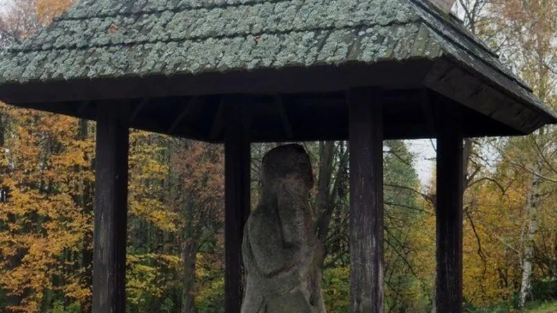Stone_Statue_of_the_Pilgrim_03